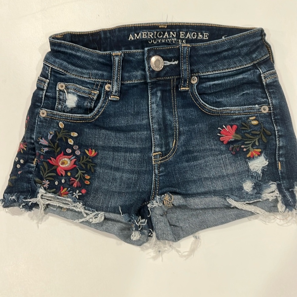 American Eagle Floral Embroidered Frayed Medium Wash Denim Jean Shorts Size 00